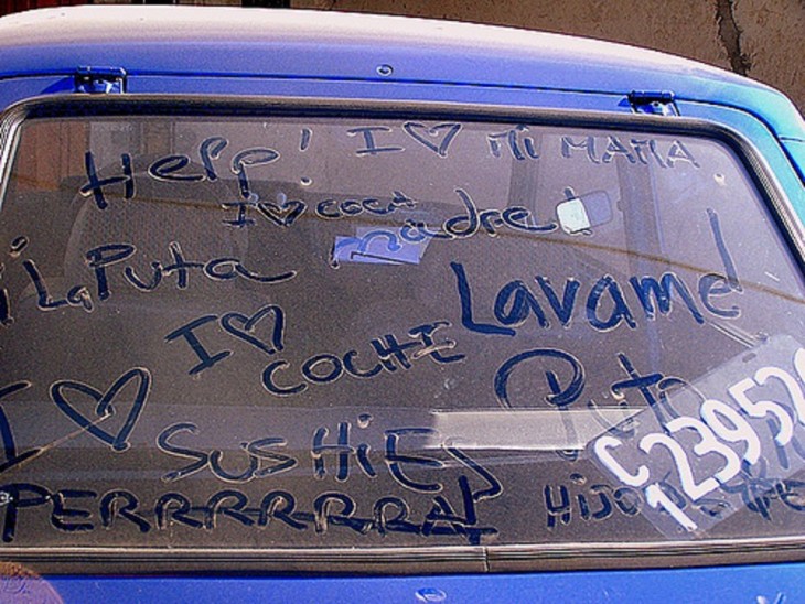 Mensajes en parabrisas trasero de un coche 