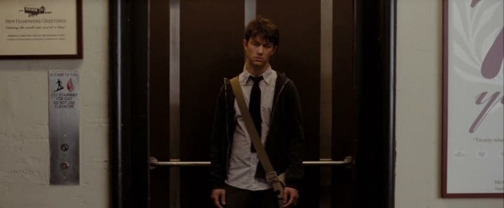 Tom personaje de la película 500 days of summer en un elevador con cara de fracasado 