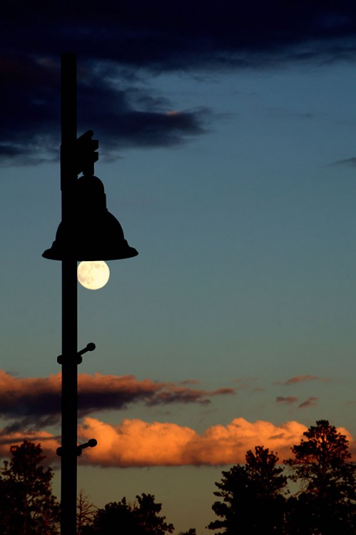 Campana que simula tener a la luna como foco debajo de ella 