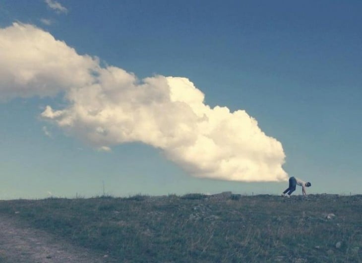 chico al aire libre, formando nubes desde su trasero 