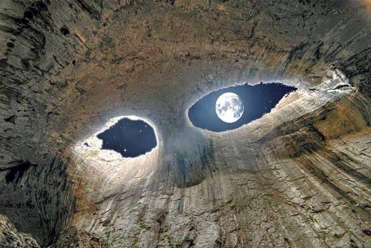 Cueva con dos orificios que simulan ser ojos y en uno de ellos esta la luna 