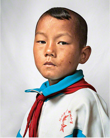 Dong niño de 9 años en China fotografía por James 