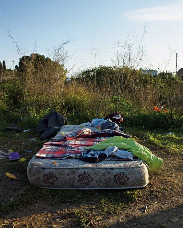 Colchón al aire libre donde duerme un chico rumano fotografía por James 