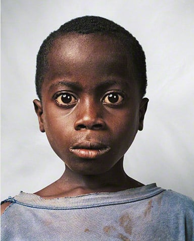 Niño de 9 años de Costa de Marfil fotografía por James