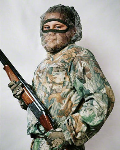 Joey de los Estados Unidos uniformado con camuflaje y metralladora 