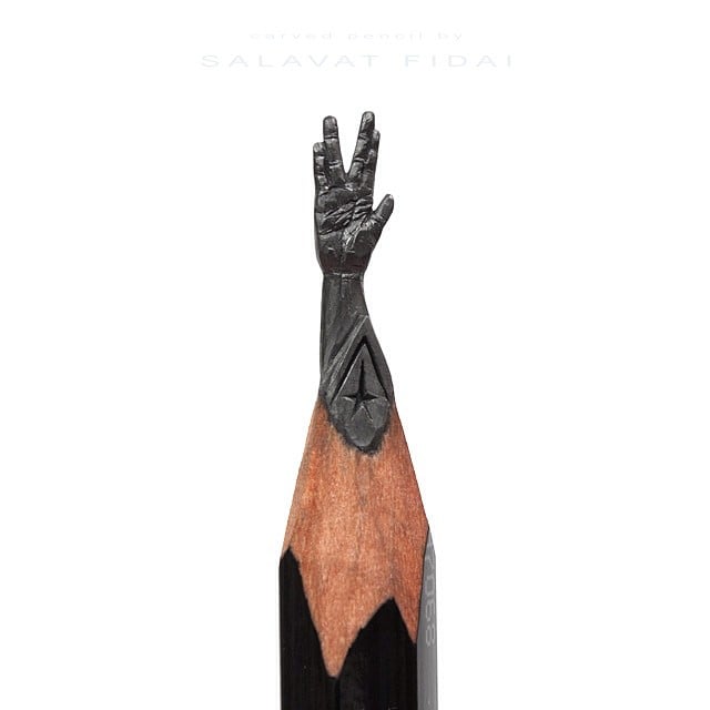Obra de arte de una mano sobra la punta de un lápiz 