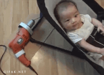 GIF de un bebé dentro de un portabebé mesiendolo con un taladro 