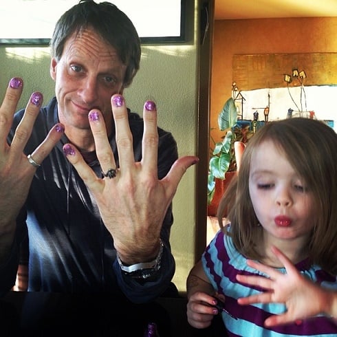 Padre con las uñas pintadas y su hija pintándose las uñas también 