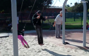 GIF de un padre con su hija saltando de un columpio 