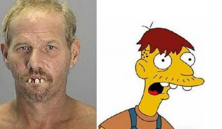 Hombre parecido al personaje Cletus de los simpsons 