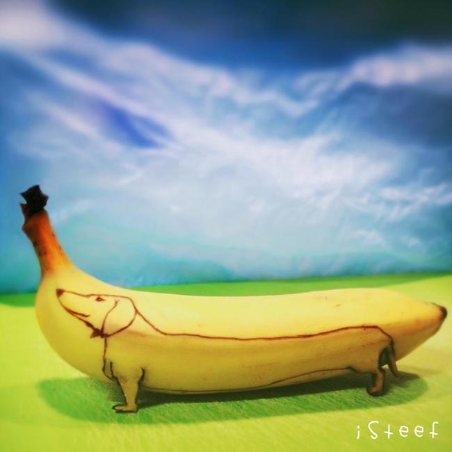 Plátano con la forma y el dibujo de un perro salchicha