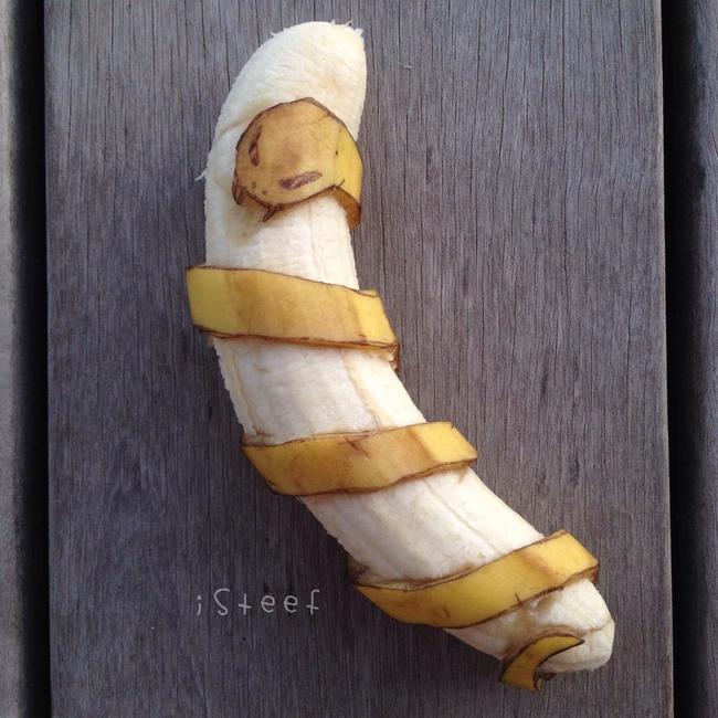 Plátano con una serpiente enroscada sobre él 