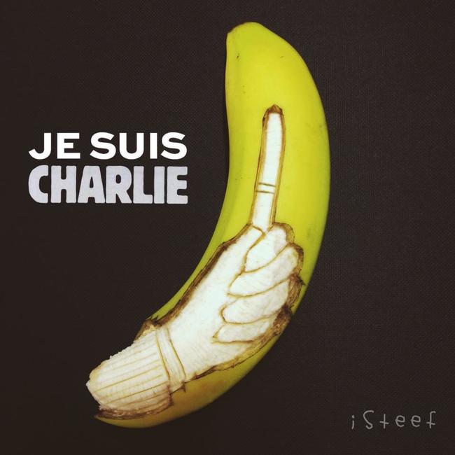 Plátano con el diseño de una mano sobre el plátano con una leyenda que dice Jesuis Charlie 