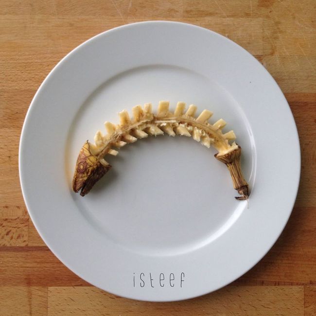 Plátano con el diseño de un esqueleto de un pescado 