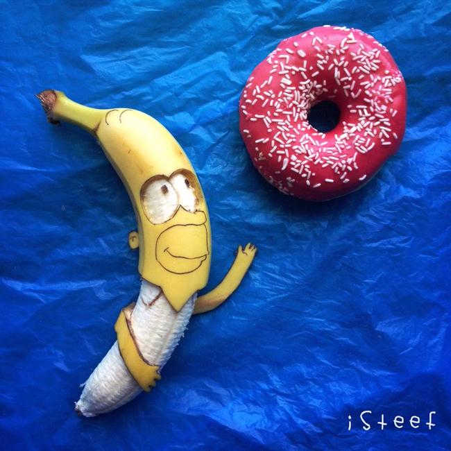 Plátano con forma de Homero Simpson y una rosquilla sobre él 
