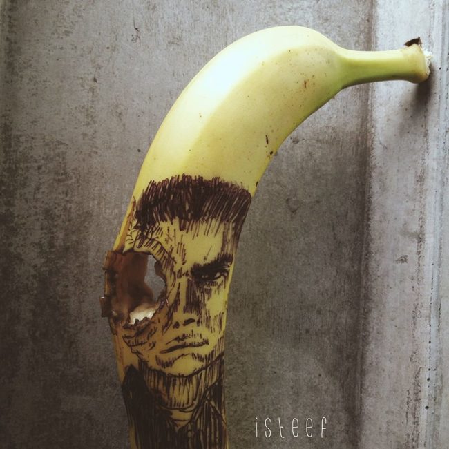 Plátano con el dibujo en la cara de un personaje y un hoyo en su ojo 