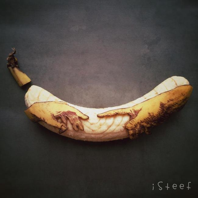 Plátano con el diseño de dos manos a punto de tocarse 