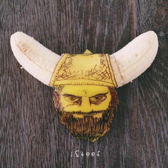 Plátano con el dibujo y la forma de un vikingo 