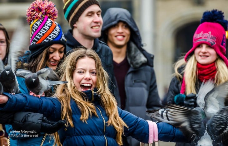 Fotografía de unos chicos en una plaza sonriendo 