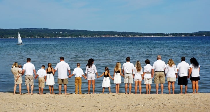 Una gran familia a la orilla del mar agarrados de la mano 