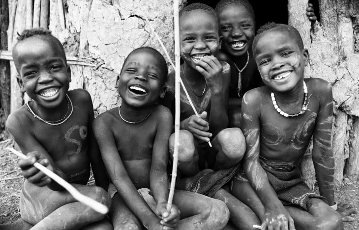 Fotografía de los niños de una tribu de Etiopía felices y sonriendo 