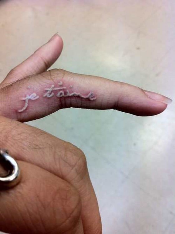 Tatuaje con tinta blanca sobre un dedo 