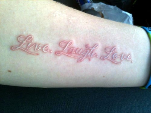 Tatuaje con tinta blanca sobre un brazo 