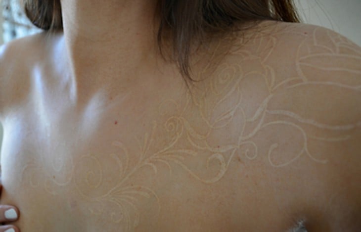 Tatuaje de tinta blanca sobre el hombre de una chica 