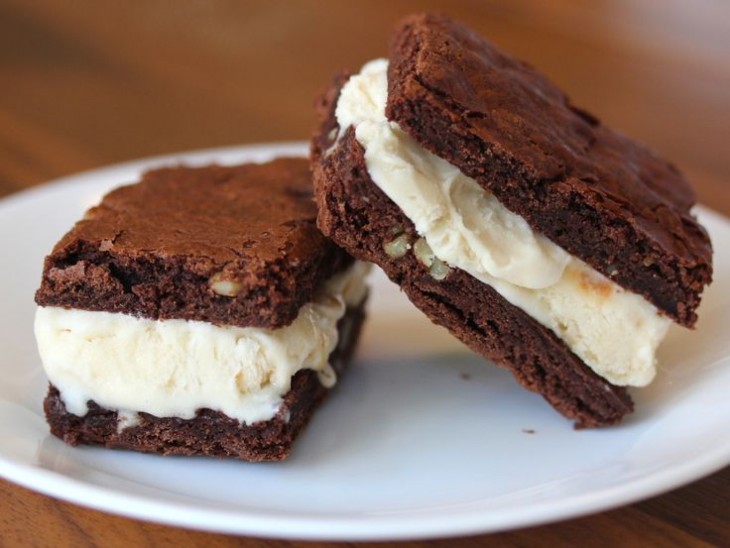 Sándwich de helado con brownies 