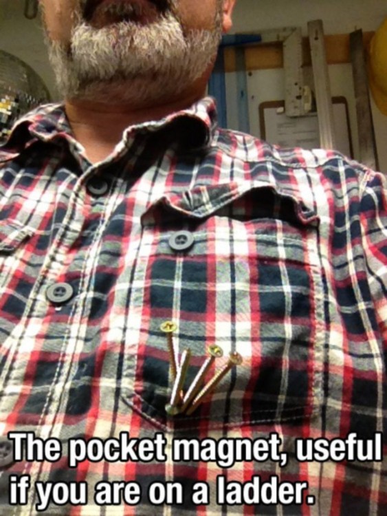 Hombre con un imán en el bolsillo de su camisa para sostener los tornillos 