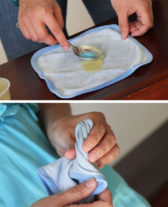Proceso de poner puré de manzana en una toallita mojada 
