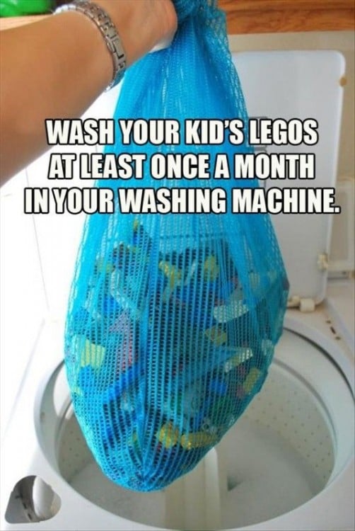 Bolsa con juguetes saliendo de la lavadora 