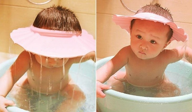 Bebe dentro de un recipiente con una gorra de baño en color rosa 