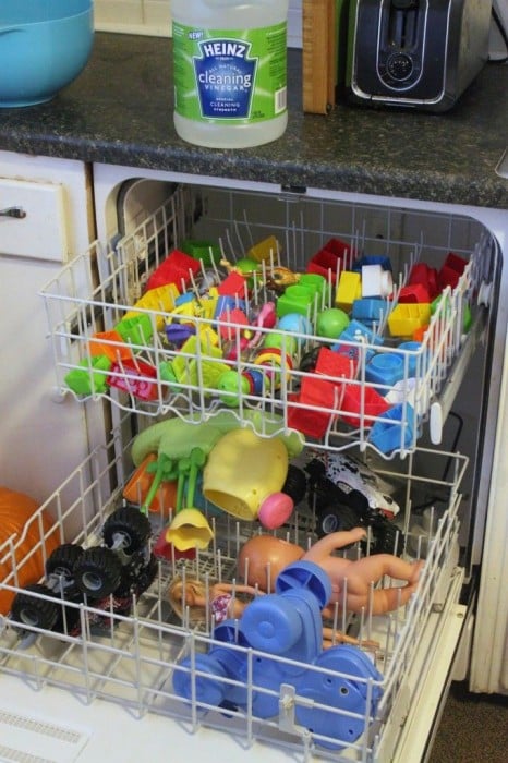 Lavavajillas con juguetes dentro recién salidos de lavar 