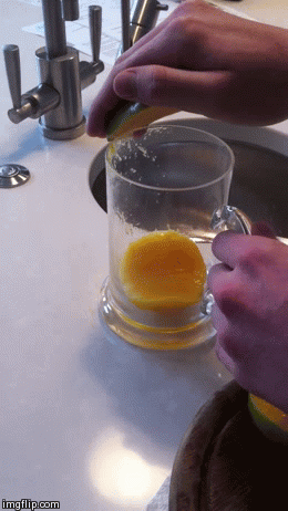 Truco de un vaso para facilitar pelar un mango 