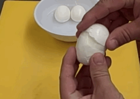 GIF que muestra como se le quita rápidamente la cascara a los huevos cocidos 