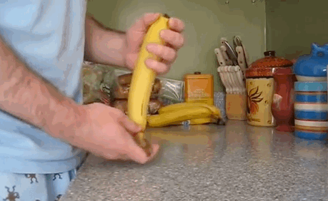 GIF que muestra como abrir rápidamente un plátano 
