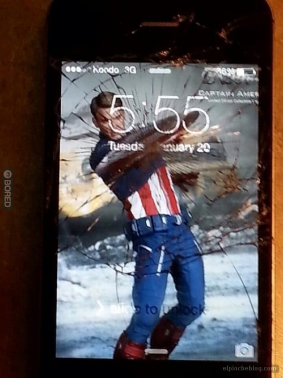 Fondo de pantalla de un celular roto donde el capitán américa simula dar un golpe 