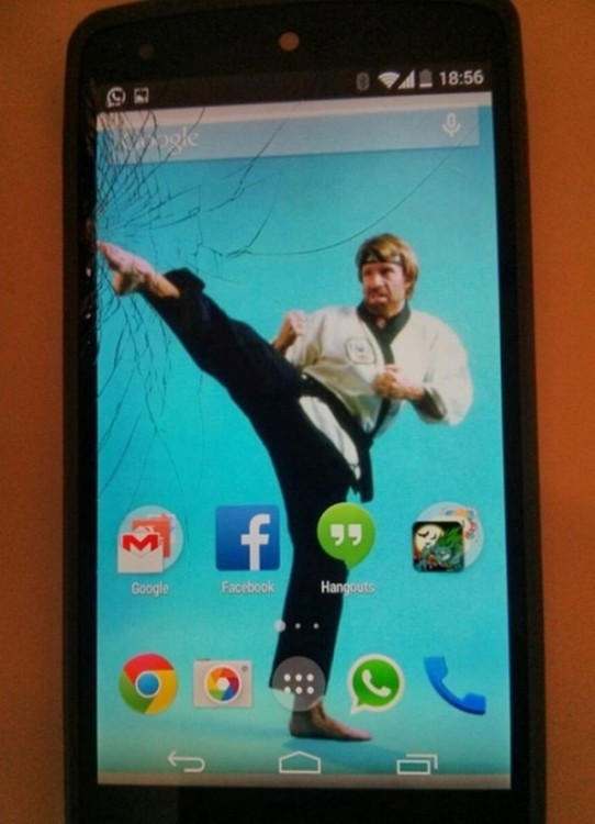 Fondo de pantalla donde Chukc Norris da una patada a la esquina de un celular 