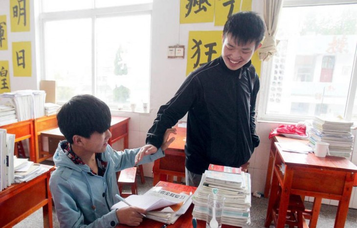 Xie saludando a Zhang en la escuela