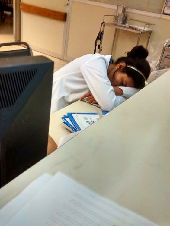 #Yotambienmedormi estudiante dormida en medio de su guardia