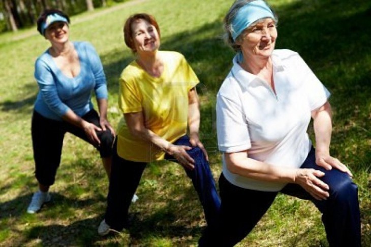 3 mujeres haciendo taichi parque