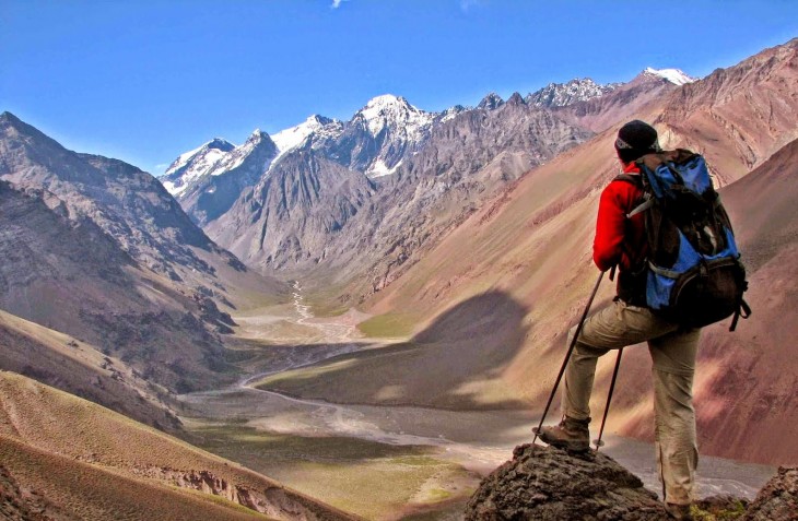 cico alpinista en la cubre de una montaña