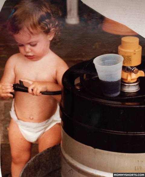 niño tomando alcohol