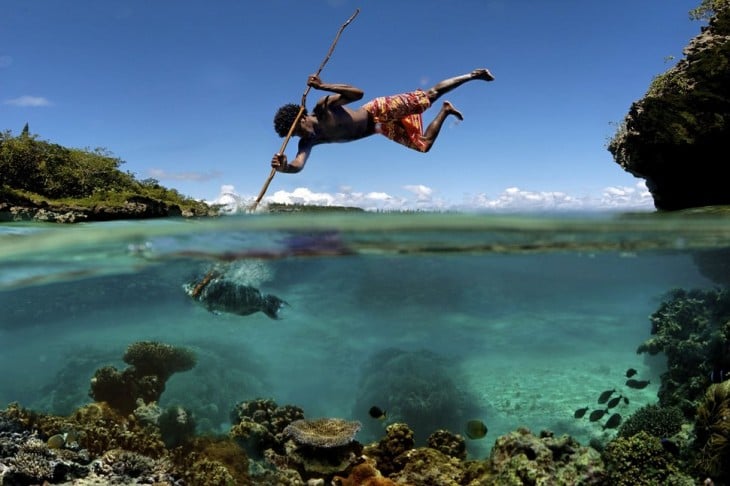 hombre pescando con arpon