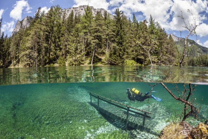 puente en los alpes debajo del agua