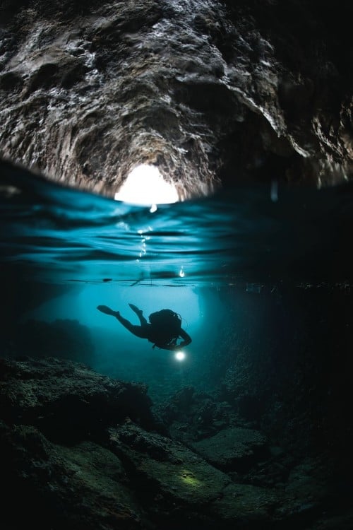 hombre buceando en cueva