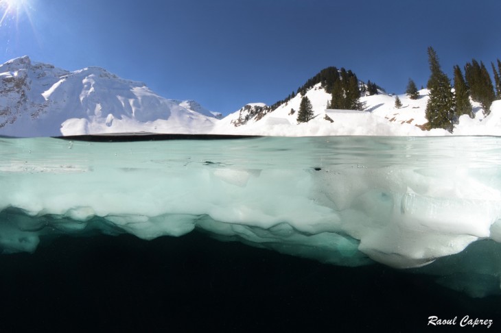 lago al lado de montanas con nieve