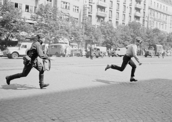 La primavera de Praga, soldado sovitico persigue a joven checo que protestaba la ocupacion sovitica,1968