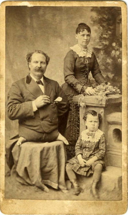 Un hombre acrobata sin piernas con su familia